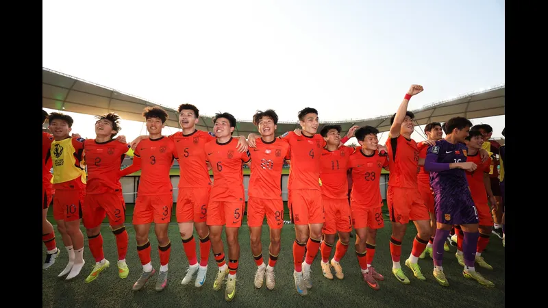 Cầu thủ U23 Trung Quốc và U23 Nhật Bản tranh chấp quả bóng Cầu thủ U23 Trung Quốc và U23 Nhật Bản tranh chấp quả bóng