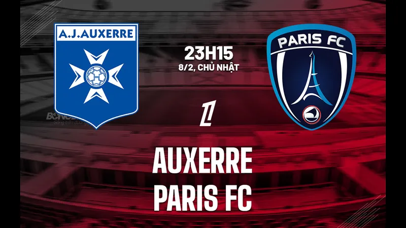 Cầu thủ Auxerre và Paris cạnh tranh quả bóng trên sân