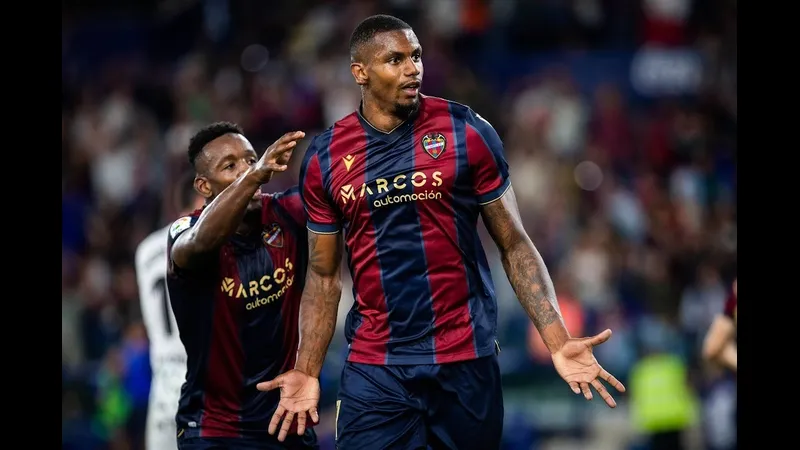 Cầu thủ Levante nỗ lực ngăn chặn cú sút của Barca Cầu thủ Levante nỗ lực ngăn chặn cú sút của Barca