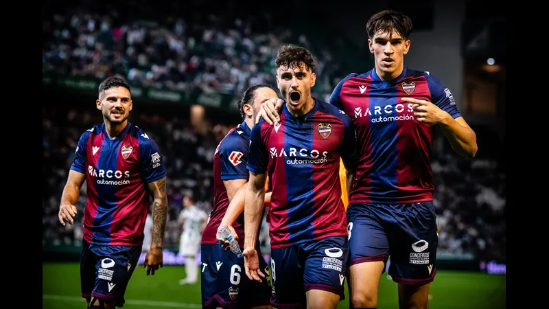 Cầu thủ Barca và Levante cạnh tranh quyết liệt trên sân Cầu thủ Barca và Levante cạnh tranh quyết liệt trên sân