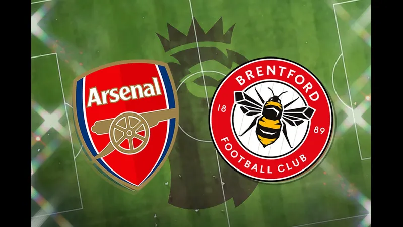 Cầu thủ Brentford và Arsenal tranh chấp quả bóng trên sân cỏ Cầu thủ Brentford và Arsenal tranh chấp quả bóng trên sân cỏ