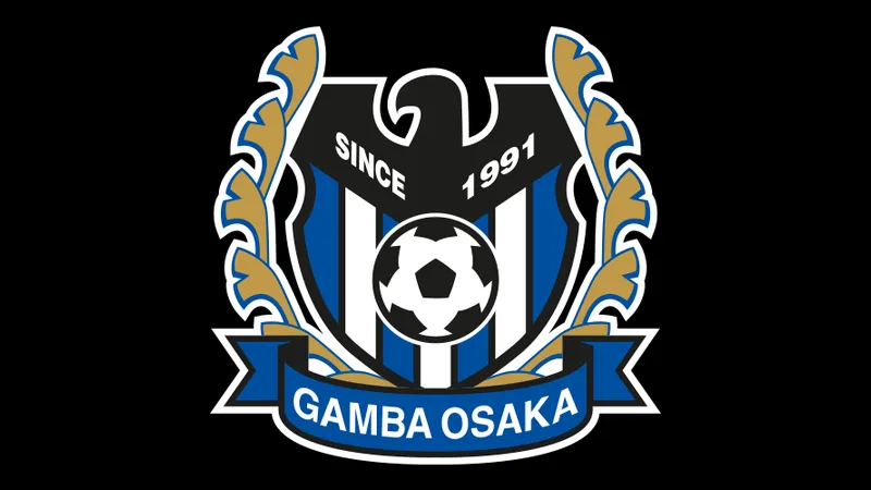 Cầu thủ Gamba Osaka với cú sút mạnh vào khung thành đối thủ