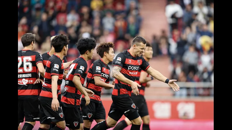 Cầu thủ Pohang đang dự đoán góc sút trước thẻ phạt từ Gamba Osaka